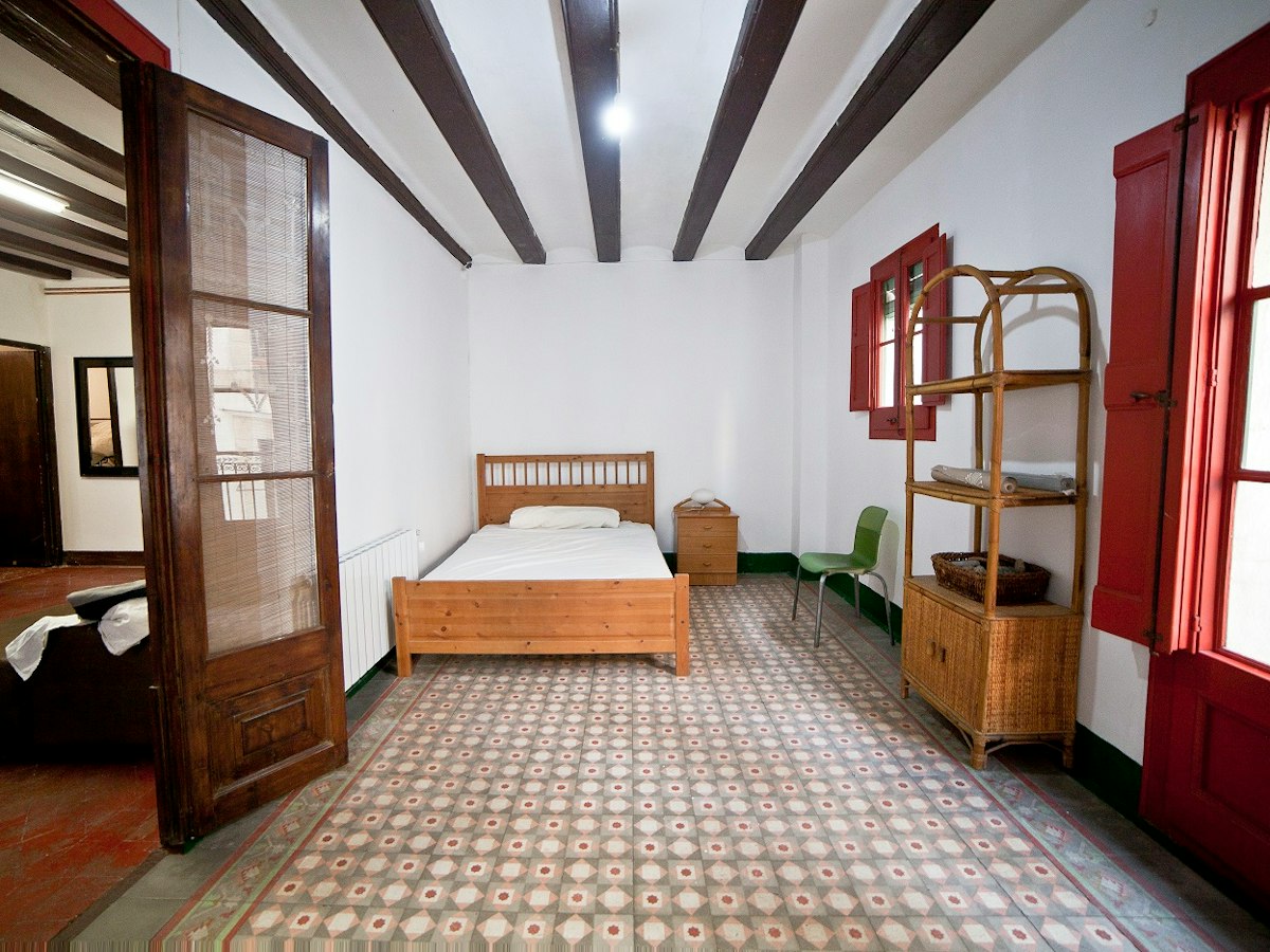 Furnished room in a 6-person shared flat in Ciutat Vella · 2