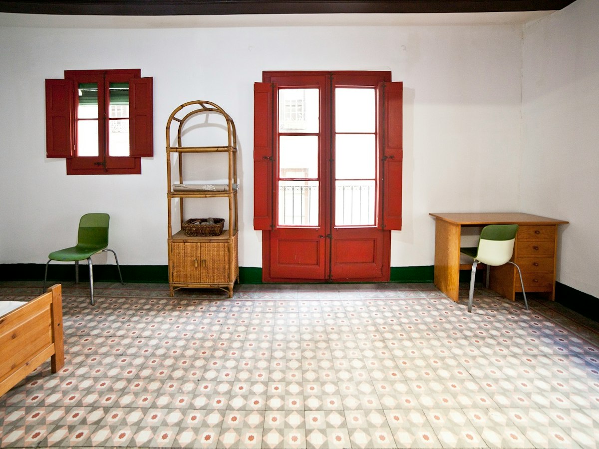 Furnished room in a 6-person shared flat in Ciutat Vella · 3