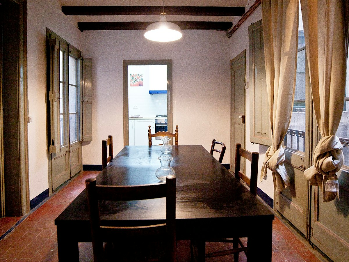 Furnished room in a 6-person shared flat in Ciutat Vella · 4
