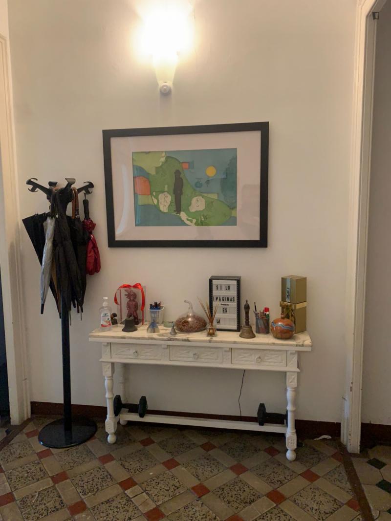 Habitación amueblada en piso compartido de 5 personas en Eixample · 2