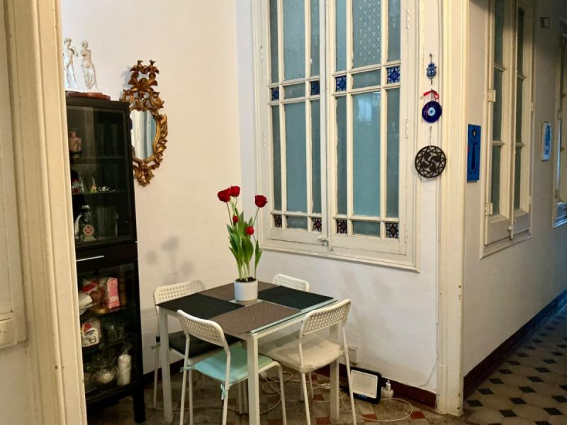 Habitación amueblada en piso compartido de 5 personas en Eixample · 3