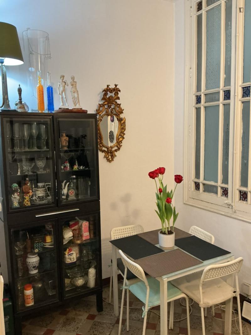 Habitación amueblada en piso compartido de 5 personas en Eixample · 4