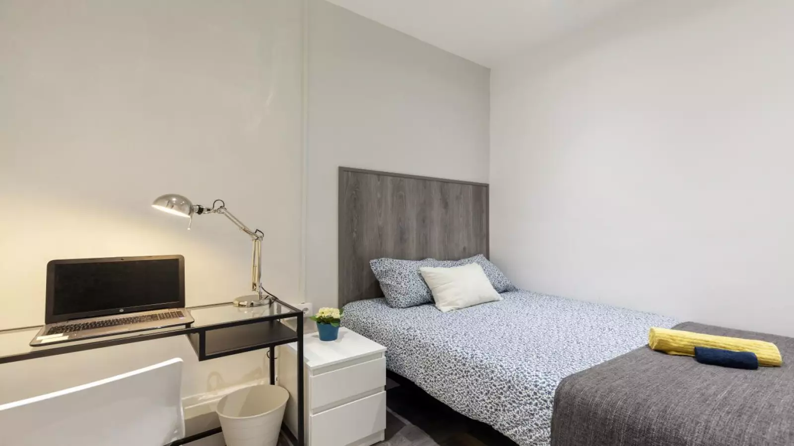 Habitación amueblada en piso compartido de 6 personas en Ciutat Vella · 2