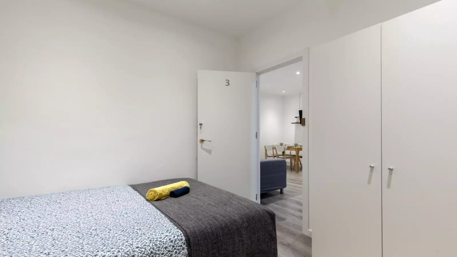 Habitación amueblada en piso compartido de 6 personas en Ciutat Vella · 3