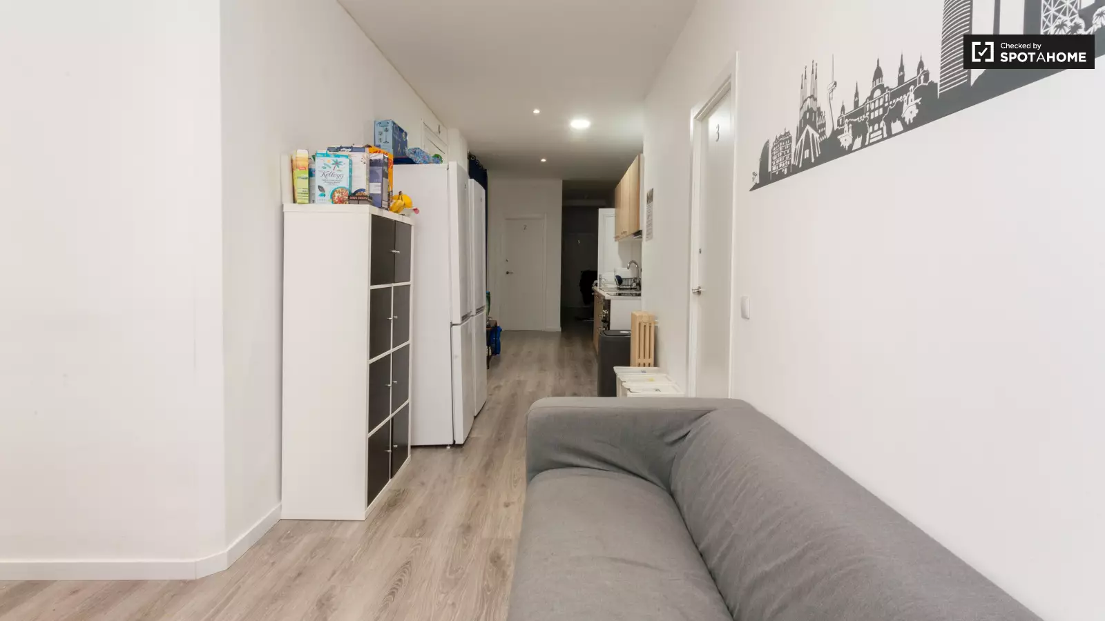 Habitación amueblada en piso compartido de 6 personas en Ciutat Vella · 4