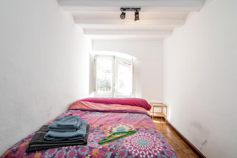 Habitación amueblada en piso compartido de 5 personas en Ciutat Vella · 2