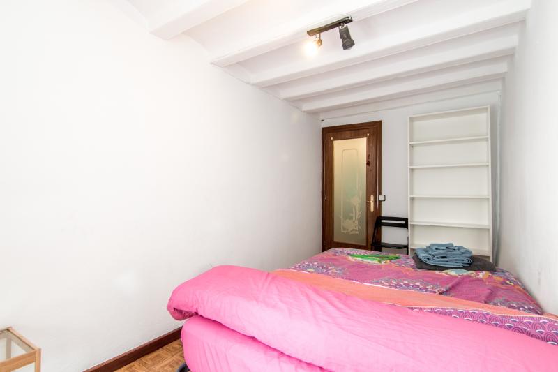 Habitación amueblada en piso compartido de 5 personas en Ciutat Vella · 4