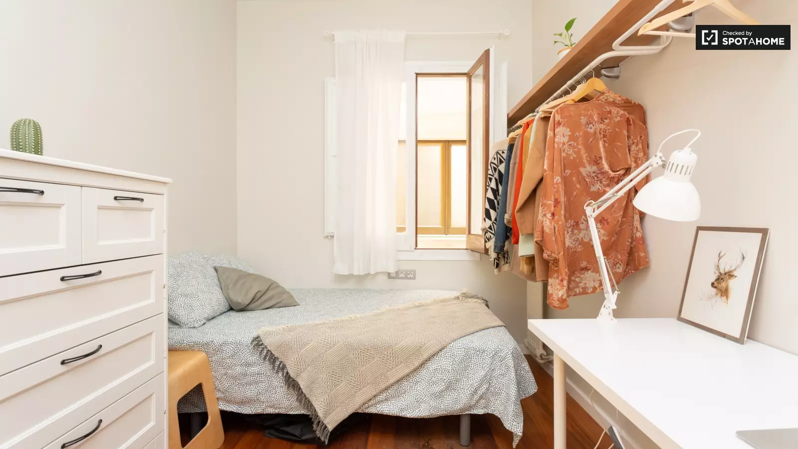 Habitación amueblada en piso compartido de 6 personas en Gràcia · 2