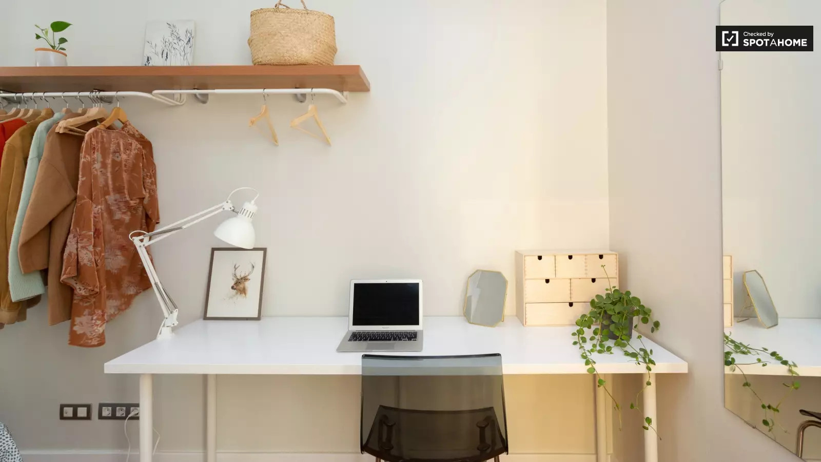 Habitación amueblada en piso compartido de 6 personas en Gràcia · 4