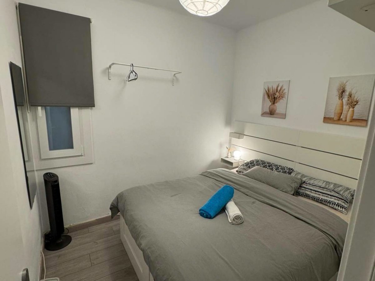 Furnished room in a 3-person shared flat in Gràcia