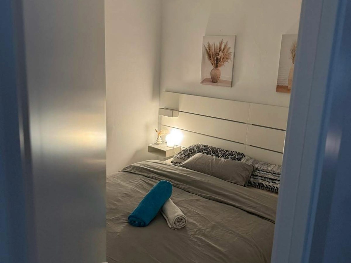 Furnished room in a 3-person shared flat in Gràcia · 2