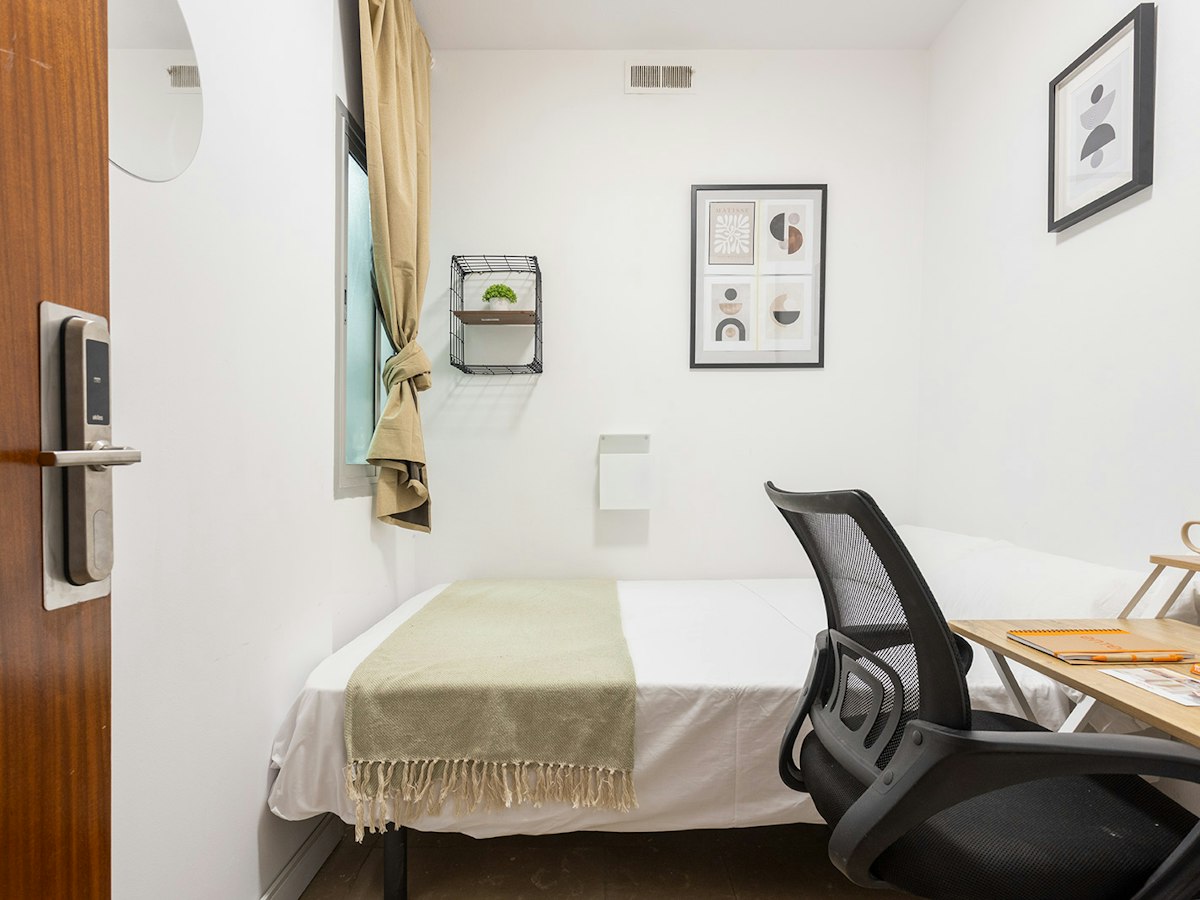 Habitación amueblada en piso compartido de 4 personas en Gràcia · 3