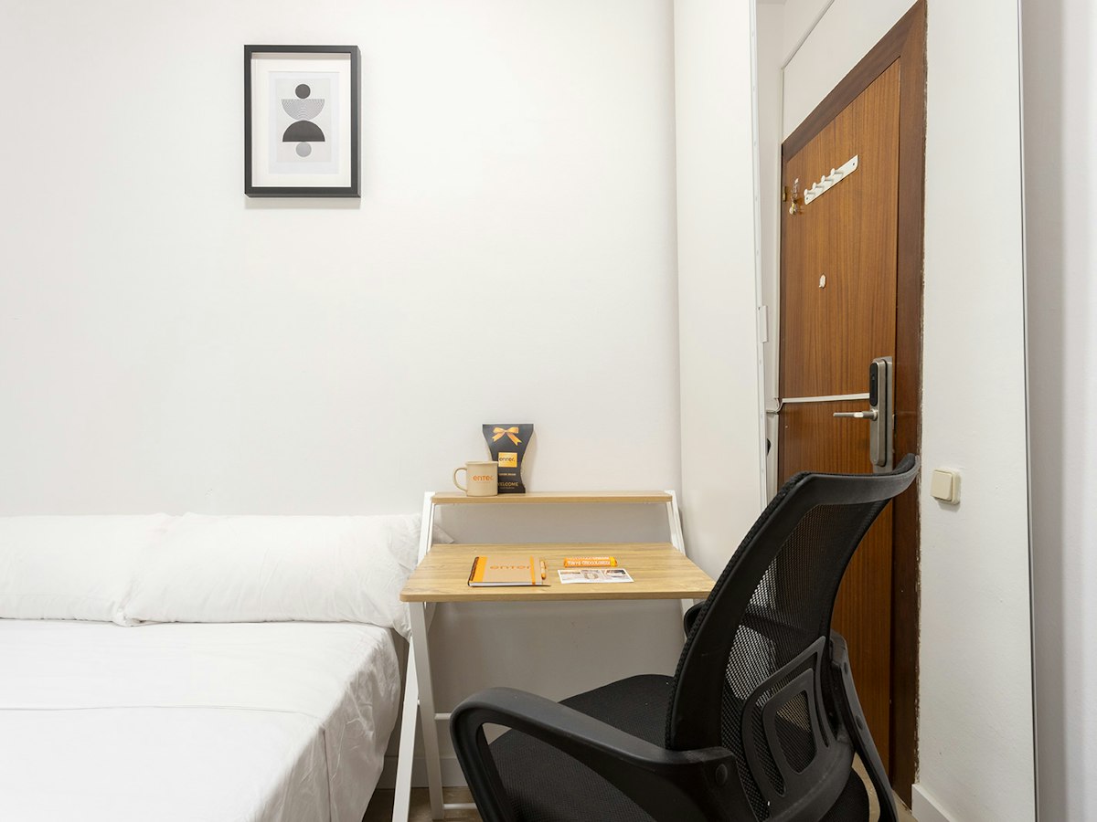 Habitación amueblada en piso compartido de 4 personas en Gràcia · 4
