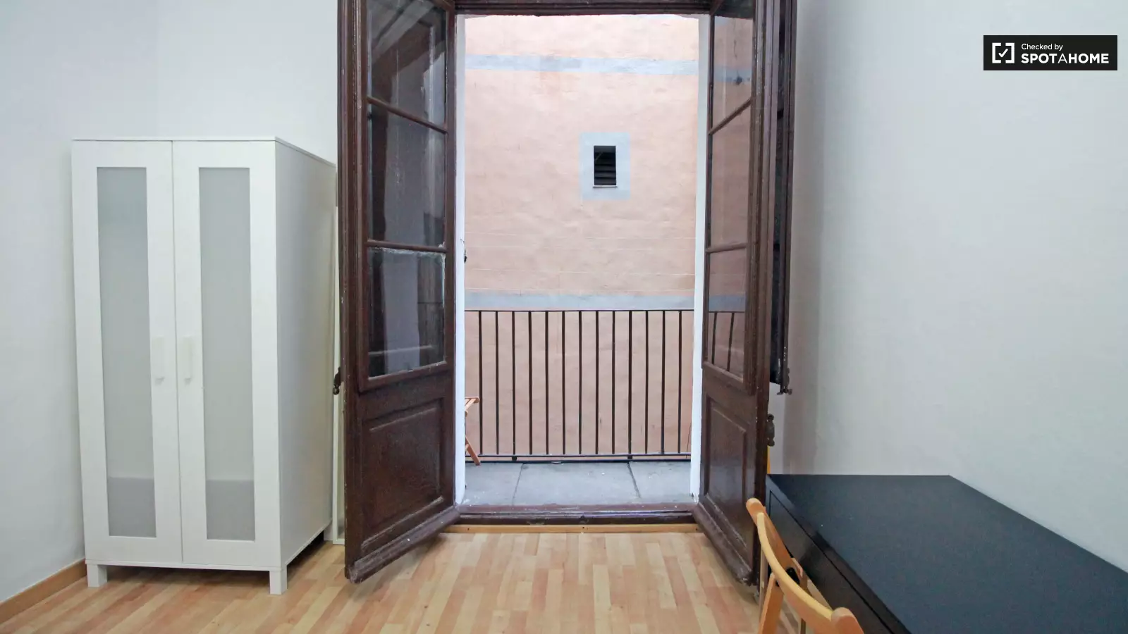 Habitación amueblada en piso compartido en Ciutat Vella · 2