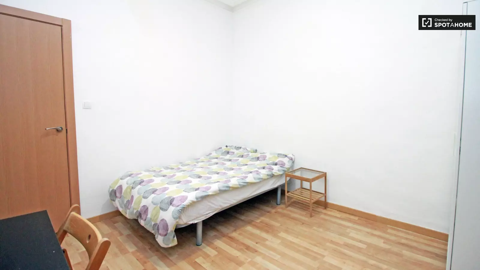 Habitación amueblada en piso compartido en Ciutat Vella · 3