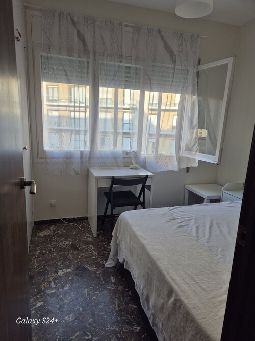 Room in a 5-person shared flat in Gràcia · 2
