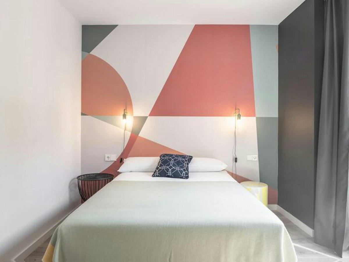 Furnished room in a 4-person shared flat in Ciutat Vella · 2