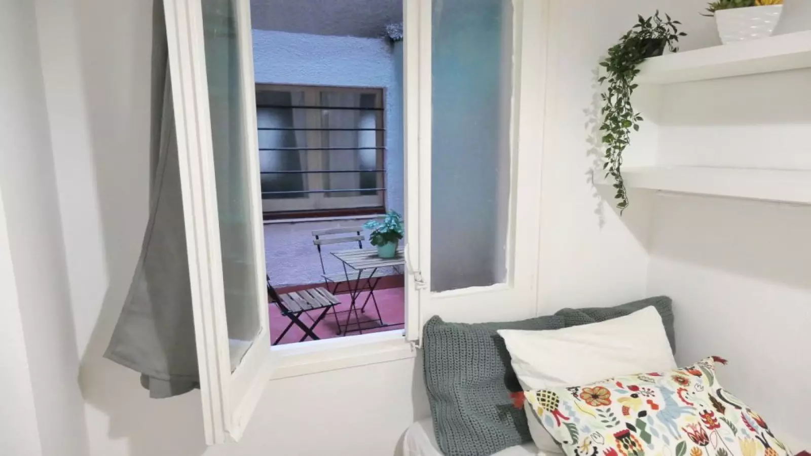 Furnished room in a shared flat in Sants-Montjuïc · 3