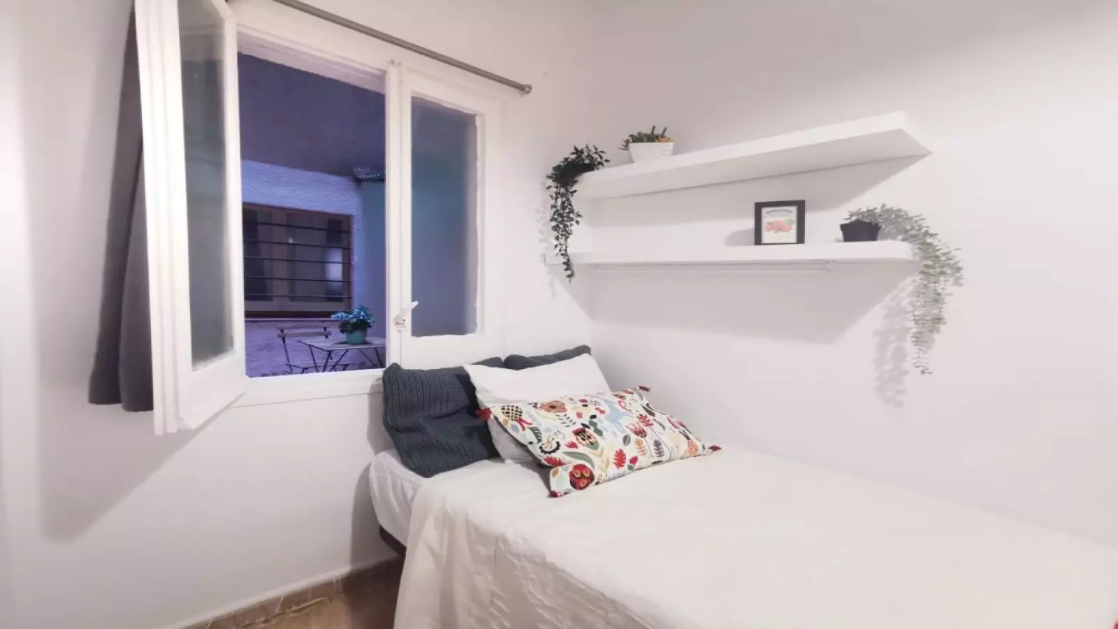 Furnished room in a shared flat in Sants-Montjuïc · 4
