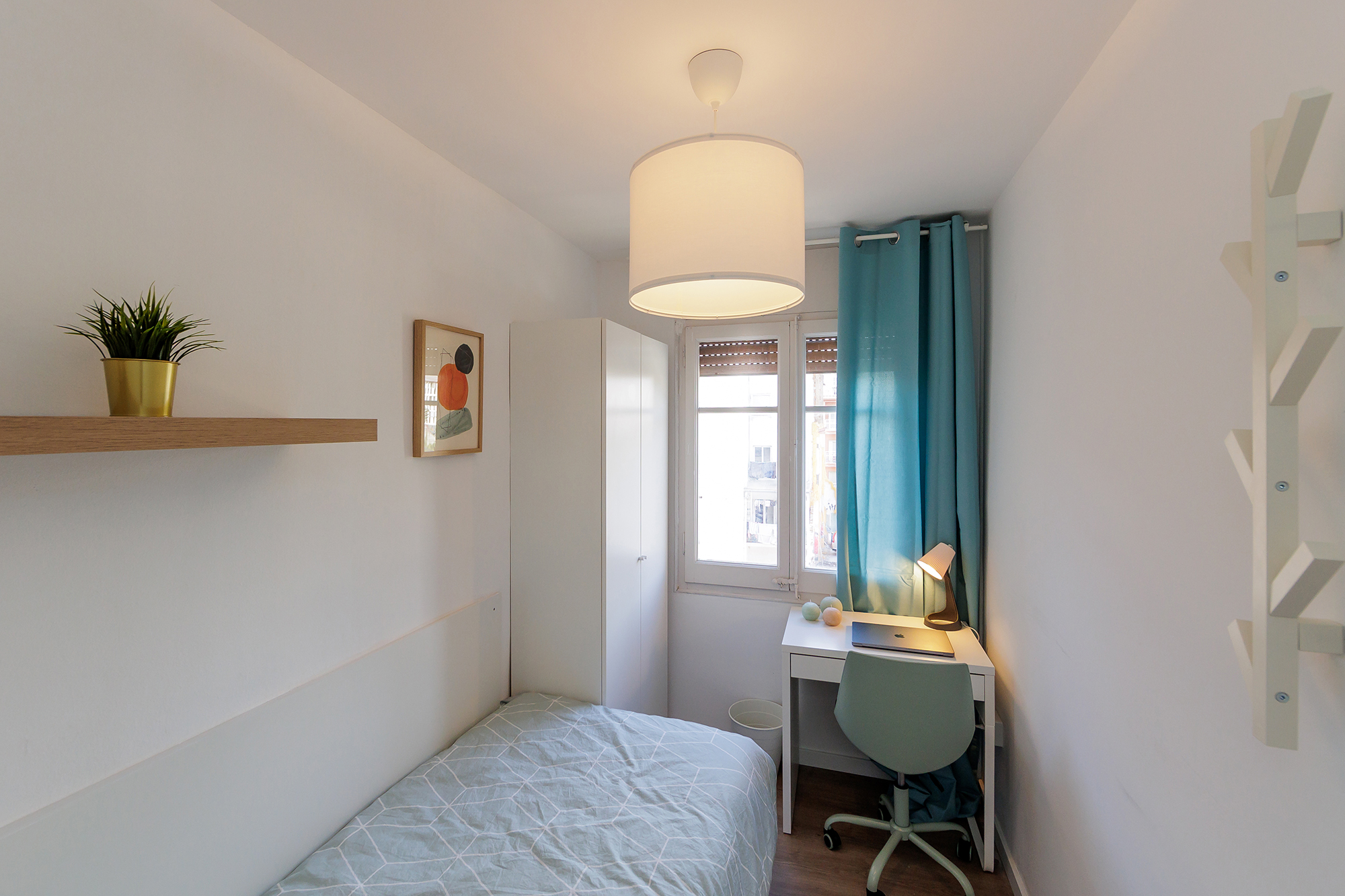 Furnished room in a shared flat in L'Hospitalet · 4