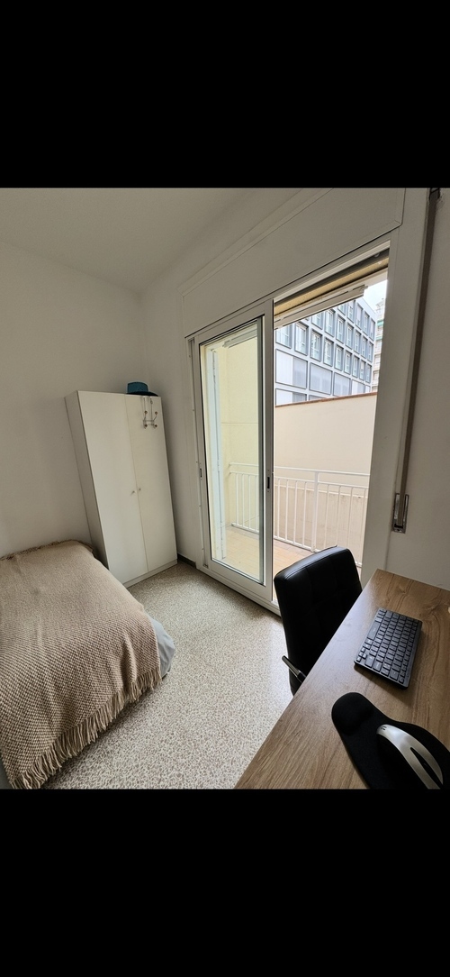 Room in a 3-person shared flat in Eixample · 4