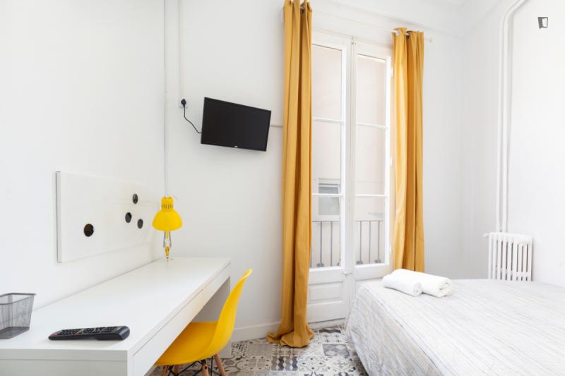 Furnished 9-bedroom flat in Gràcia · 2
