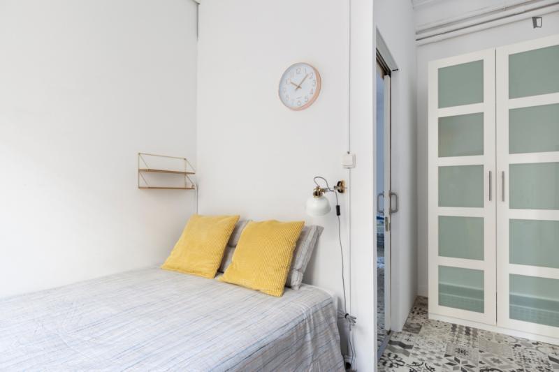 Furnished 9-bedroom flat in Gràcia · 3