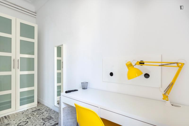 Furnished 9-bedroom flat in Gràcia · 4