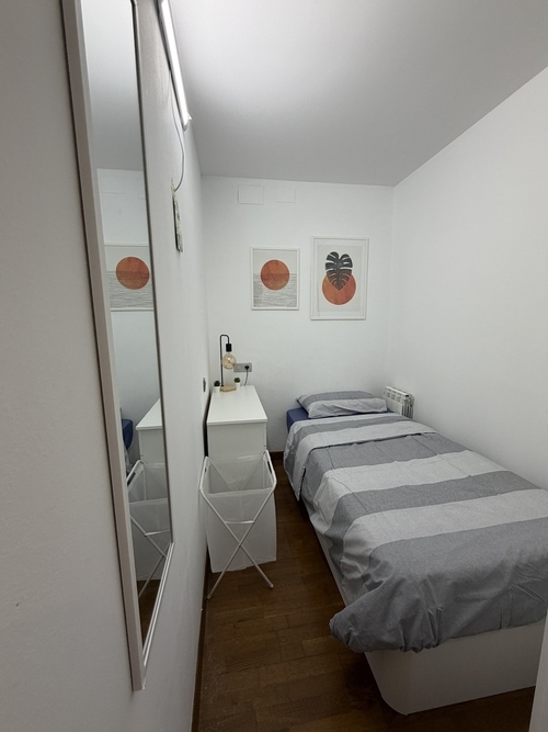 Room in a 2-person shared flat in Gràcia · 2