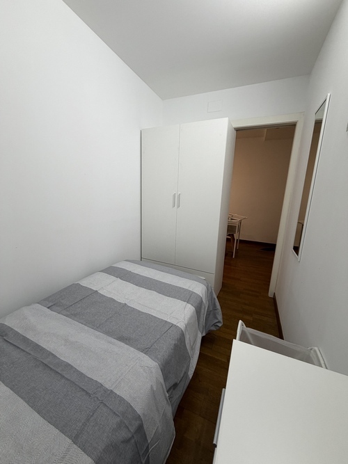 Room in a 2-person shared flat in Gràcia · 3