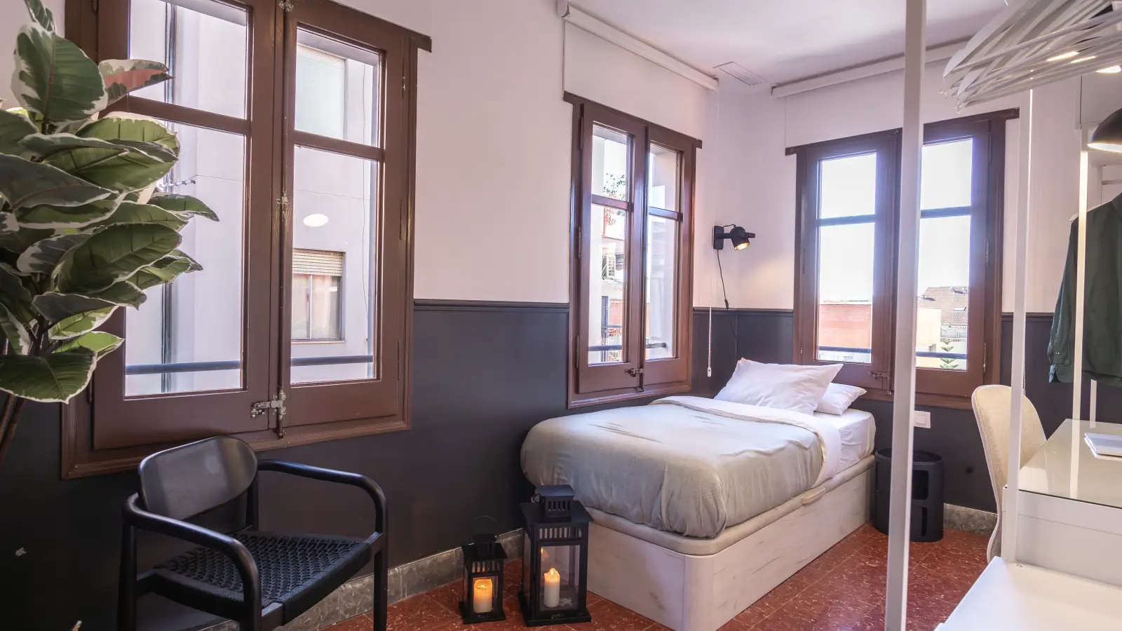 Habitación amueblada en piso compartido de 15 personas en Gràcia · 2