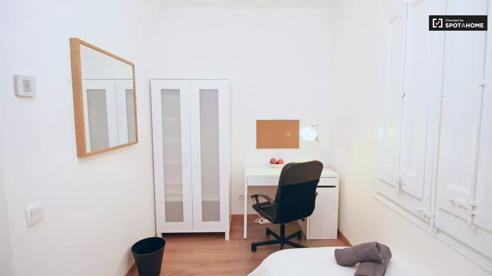 Furnished room in a shared flat in Eixample · 2