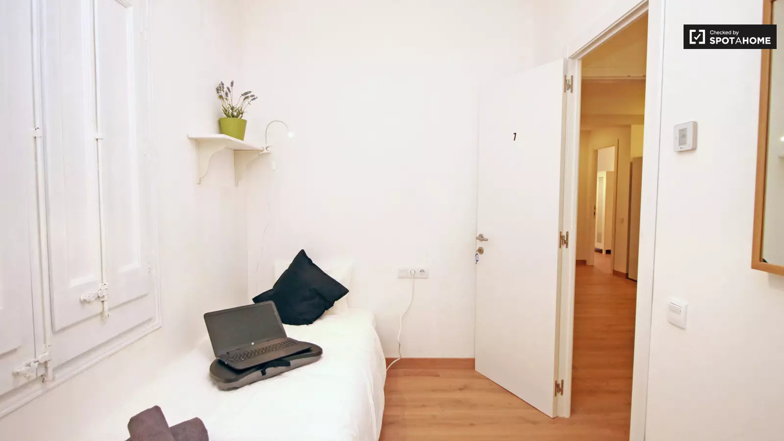 Furnished room in a shared flat in Eixample · 3