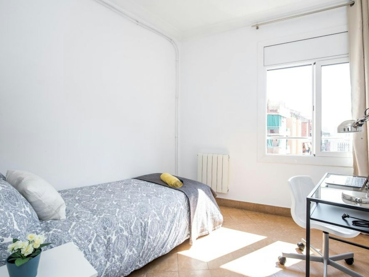 Furnished room in a 6-person shared flat in Sant Martí