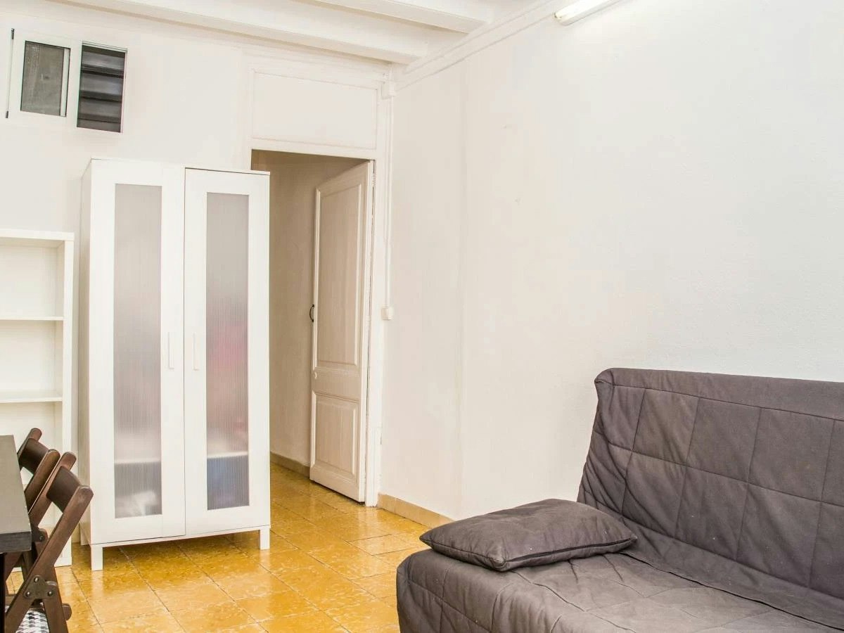 Furnished room in a 5-person shared flat in Ciutat Vella · 3