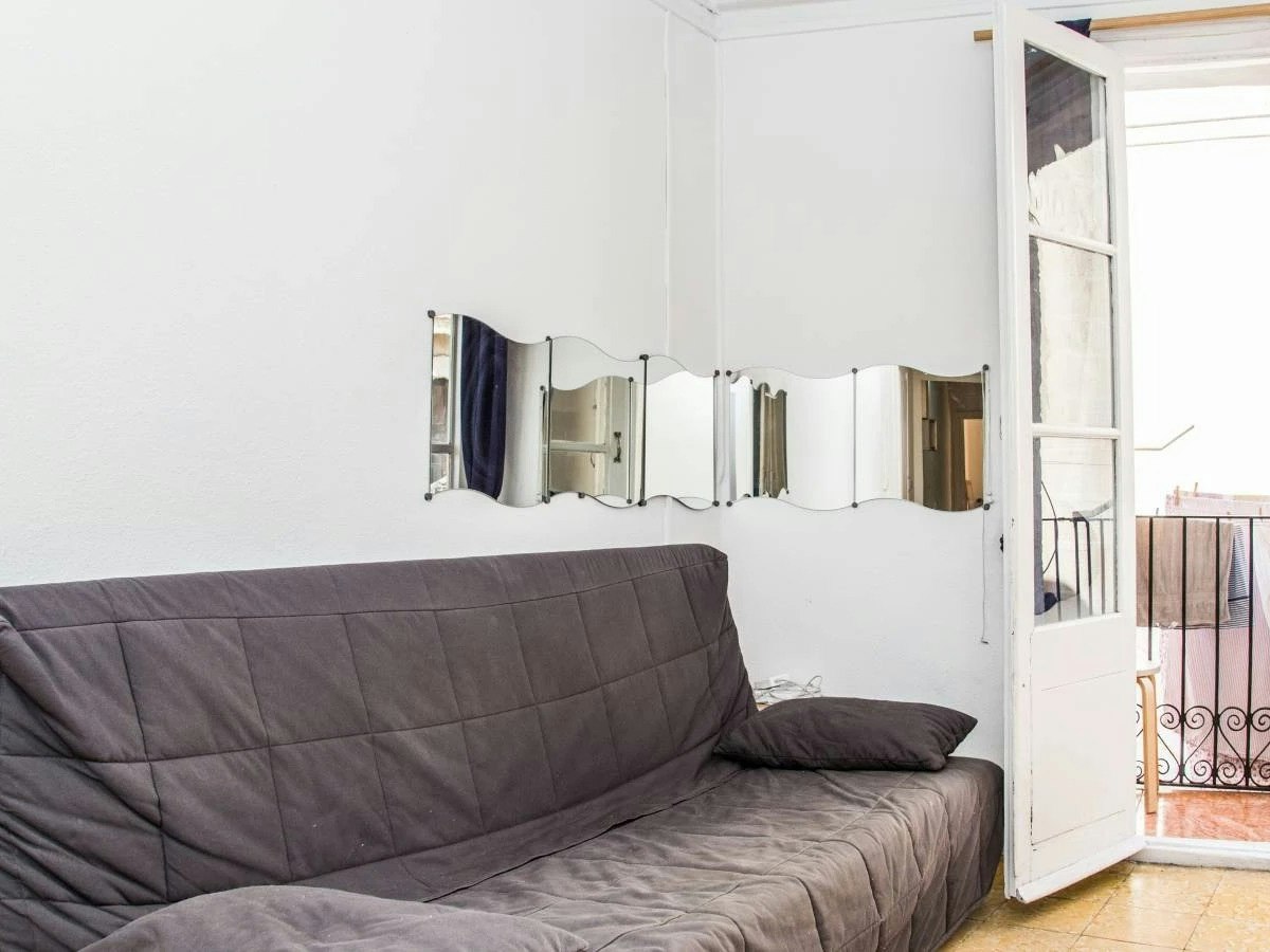 Furnished room in a 5-person shared flat in Ciutat Vella · 4