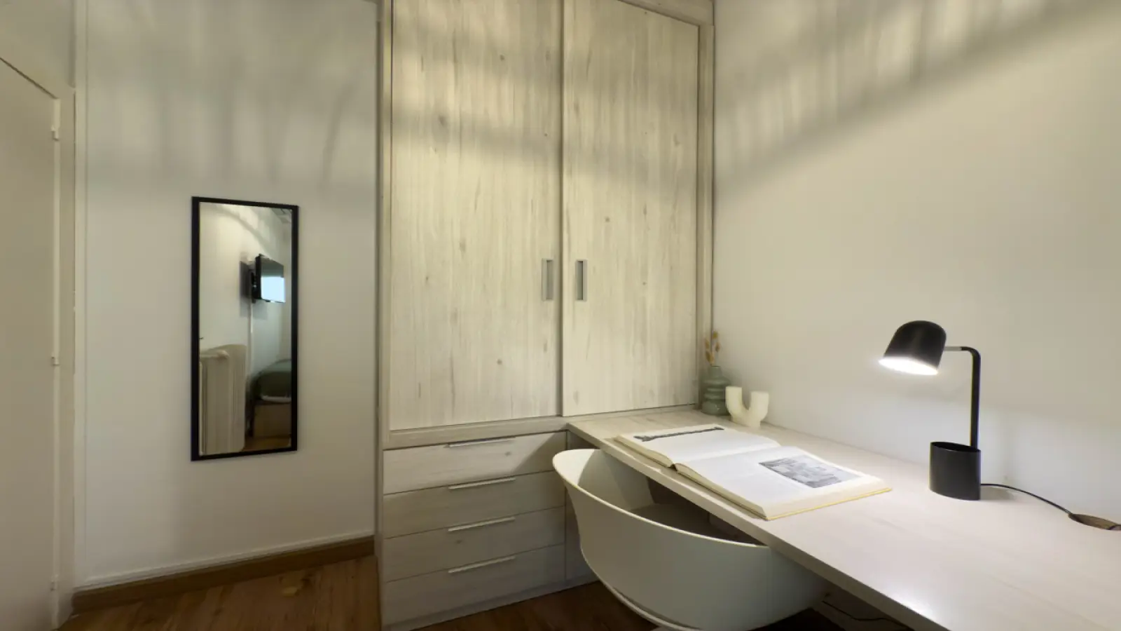 Furnished room in a shared flat in Eixample · 2