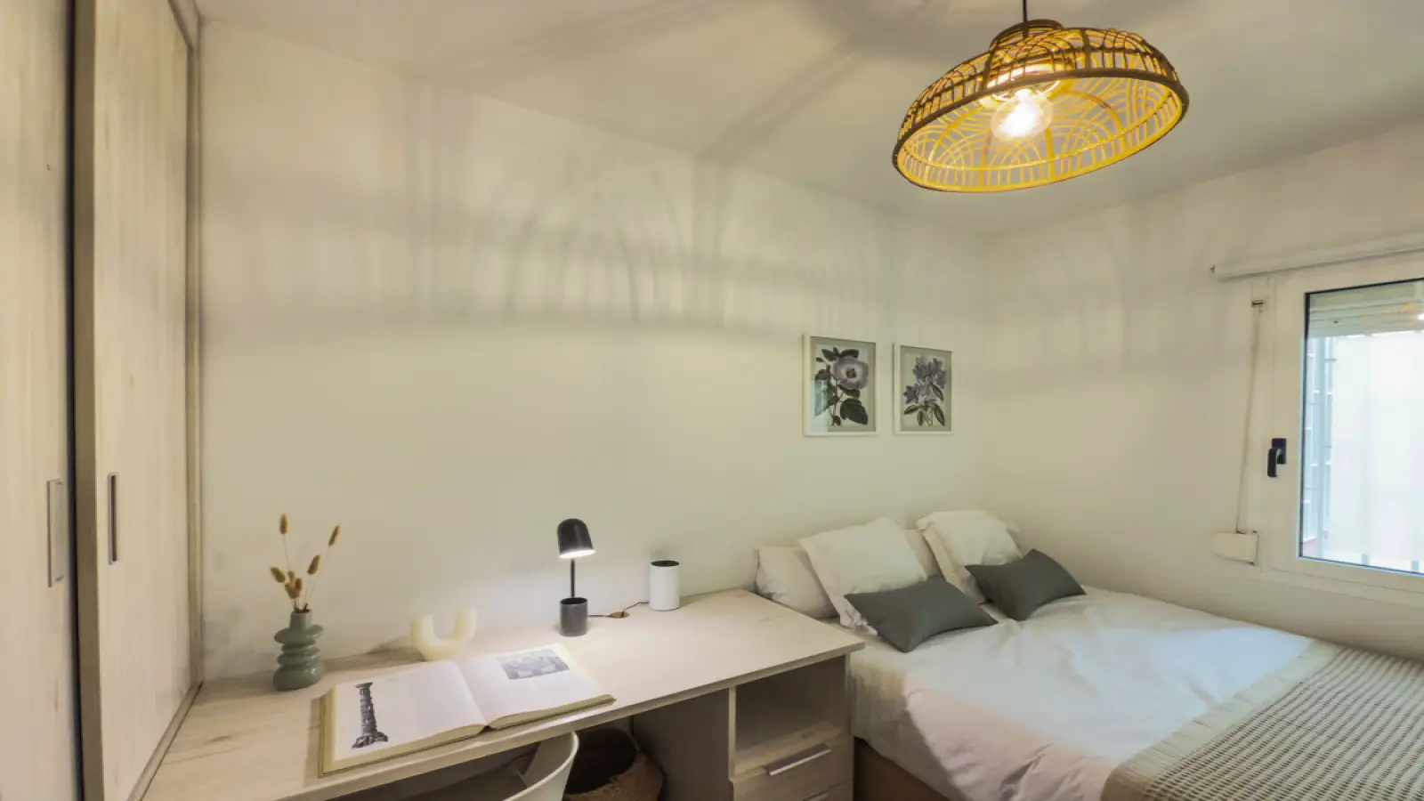 Furnished room in a shared flat in Eixample · 3