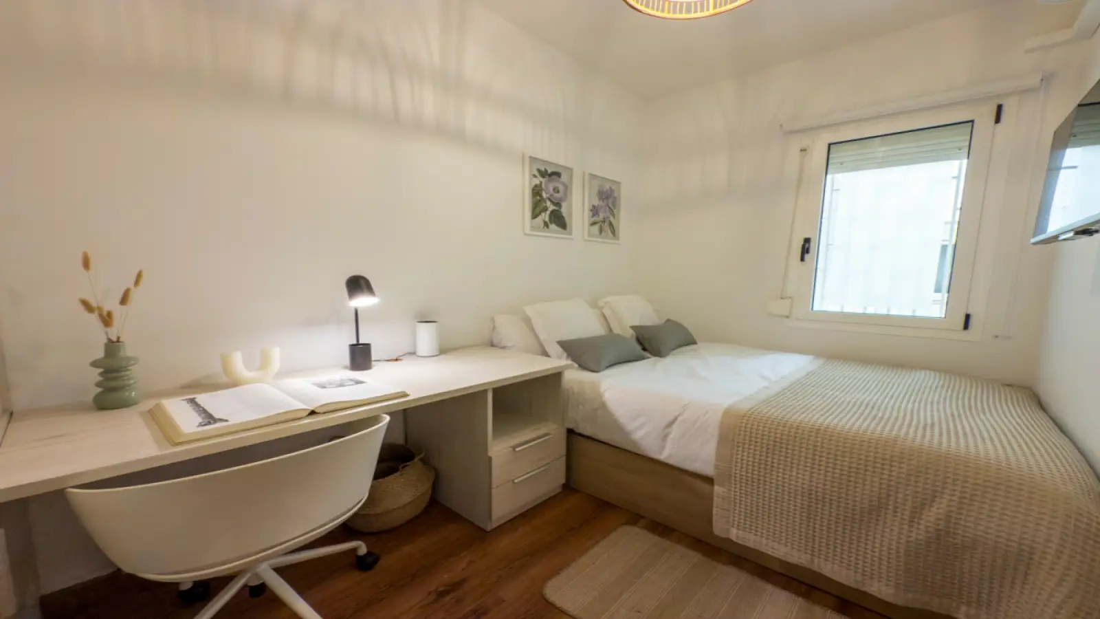 Furnished room in a shared flat in Eixample · 4