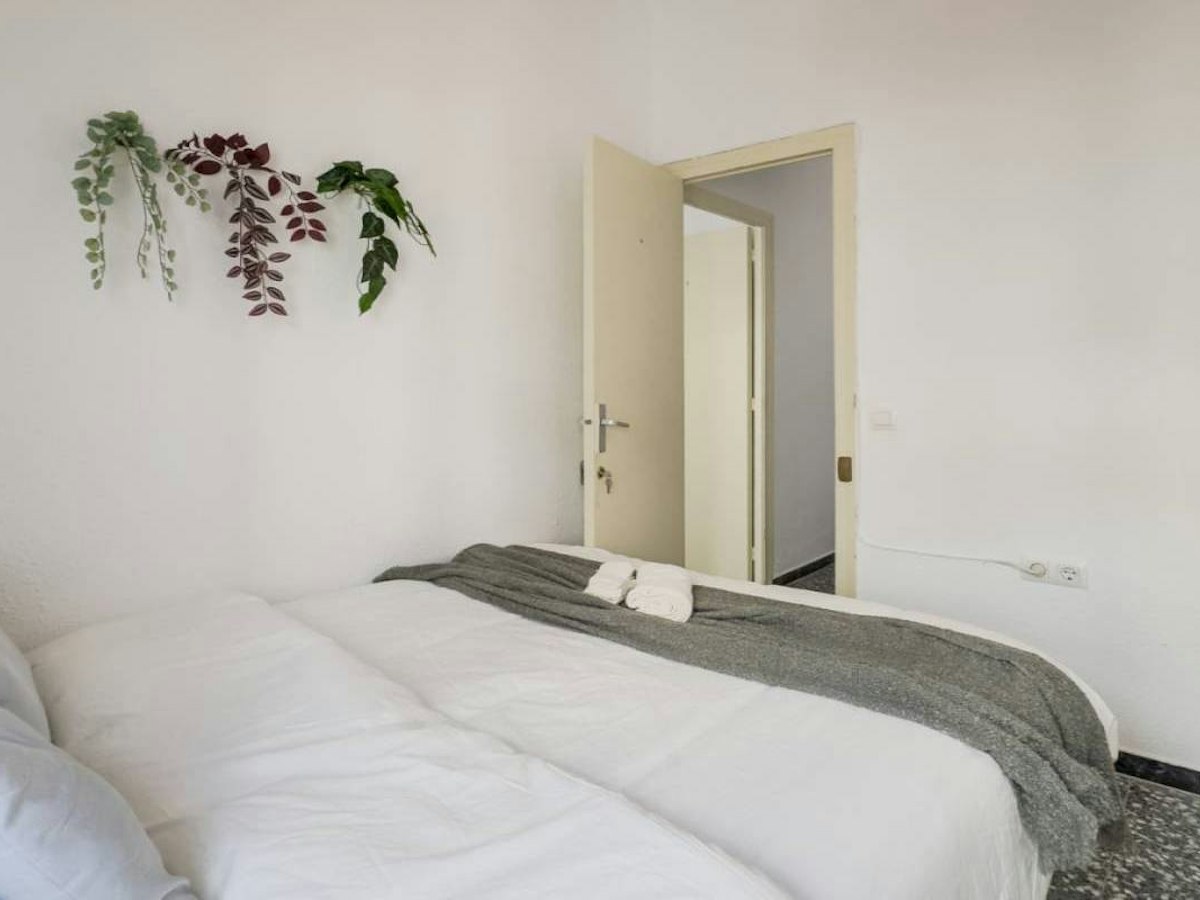 Habitación amueblada en piso compartido de 5 personas en Gràcia · 2