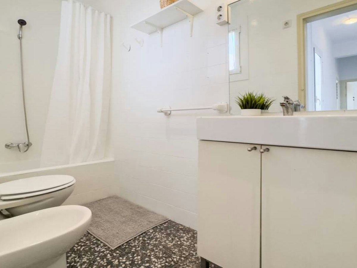 Habitación amueblada en piso compartido de 5 personas en Gràcia · 3