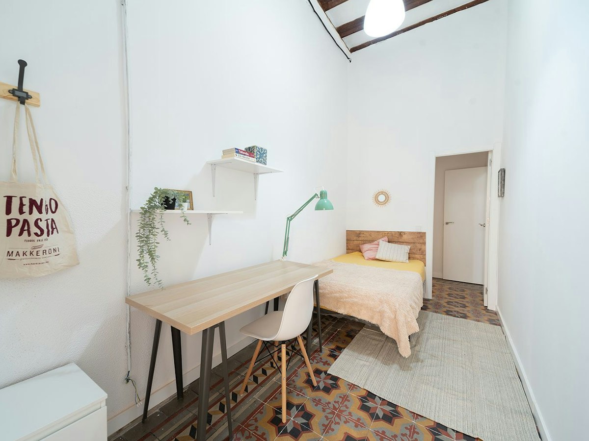 Habitación amueblada en piso compartido de 14 personas en Eixample · 2