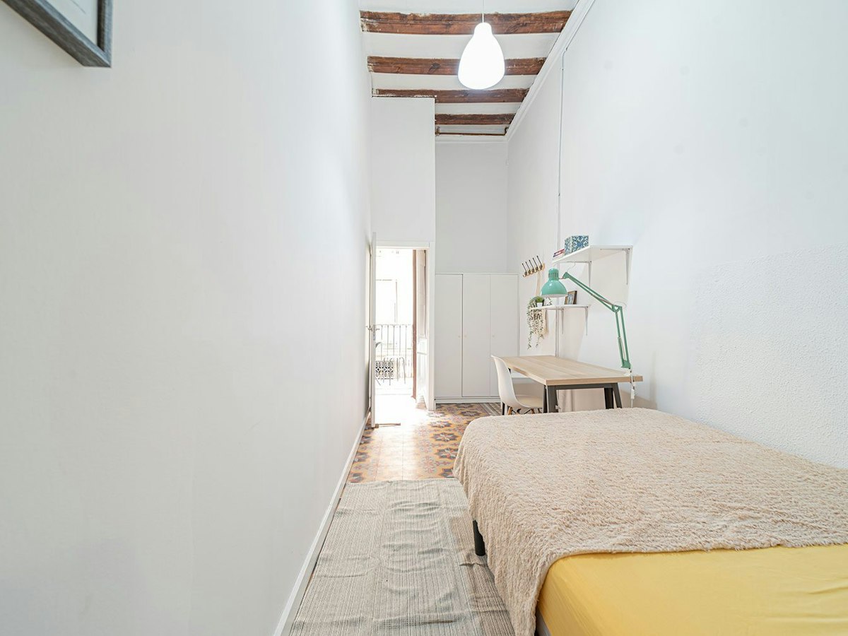 Habitación amueblada en piso compartido de 14 personas en Eixample · 3
