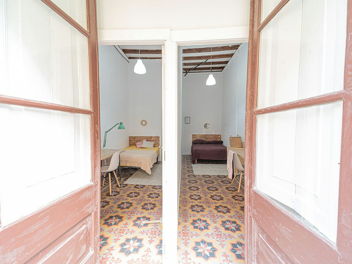 Habitación amueblada en piso compartido de 14 personas en Eixample · 4