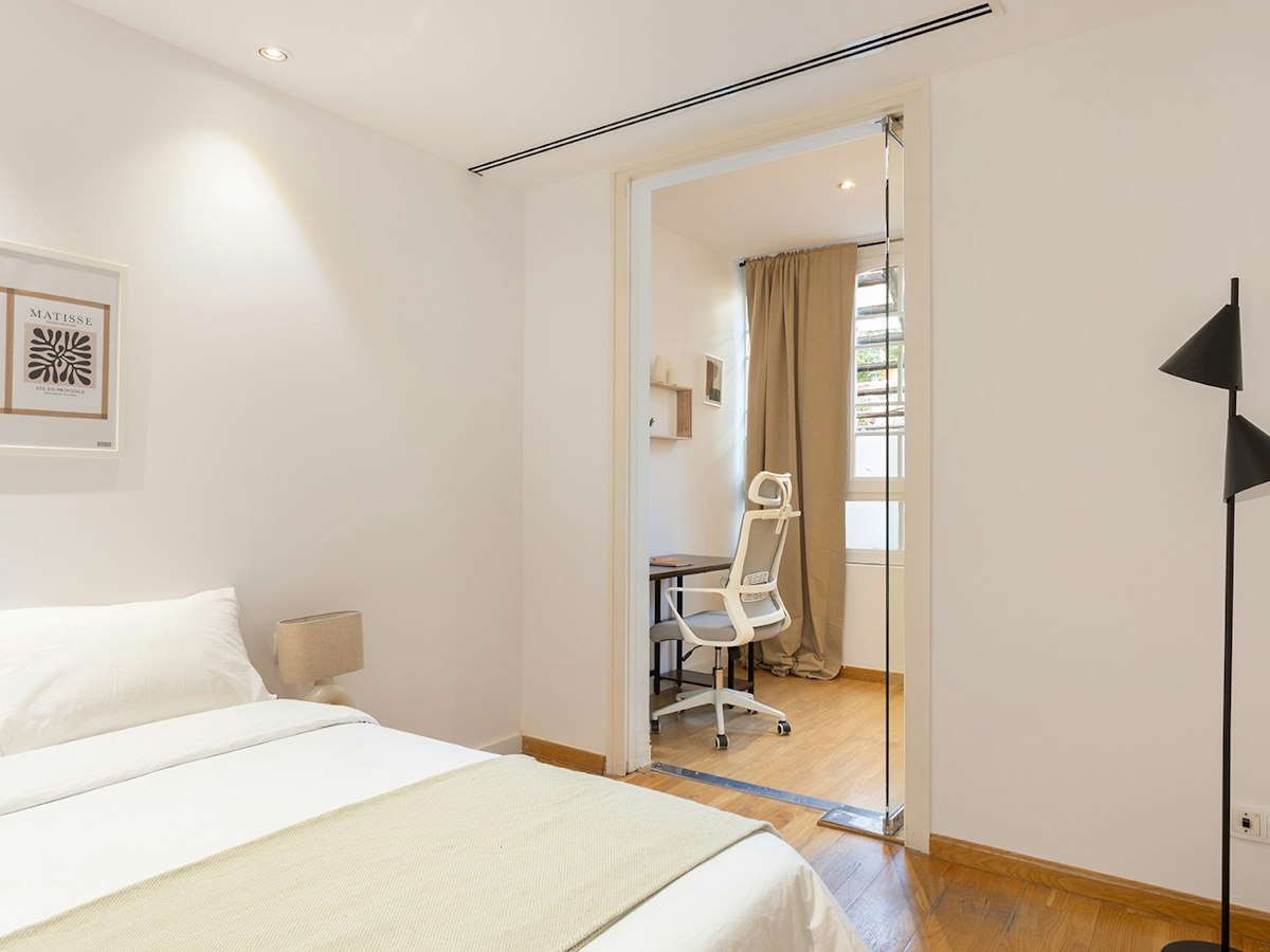 Furnished room in a 8-person shared flat in Gràcia · 2