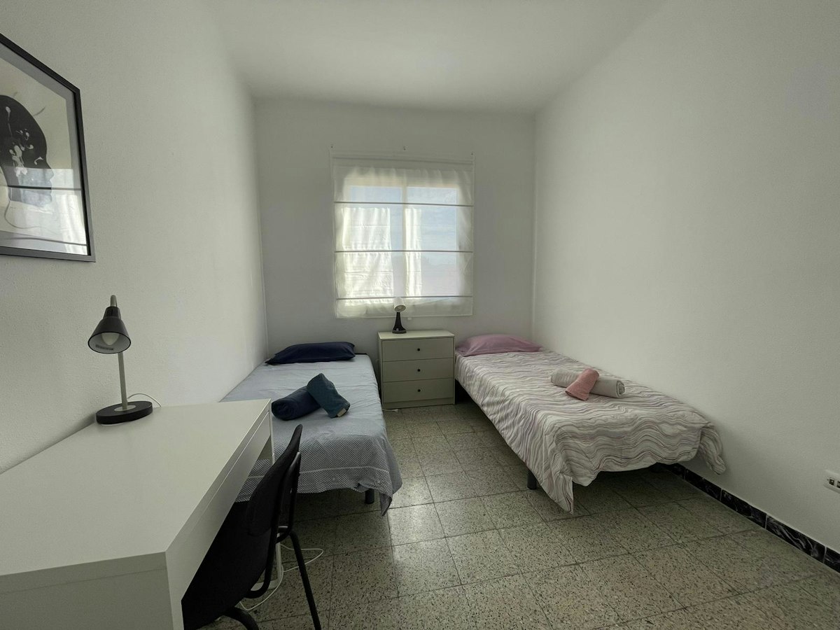 Habitación amueblada en piso compartido de 3 personas en Les Corts · 2