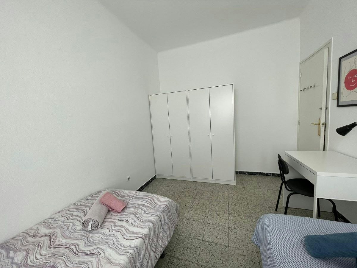 Habitación amueblada en piso compartido de 3 personas en Les Corts · 3