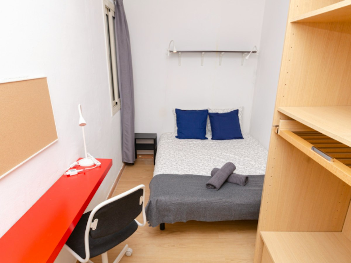 Furnished room in a 5-person shared flat in L'Hospitalet · 2