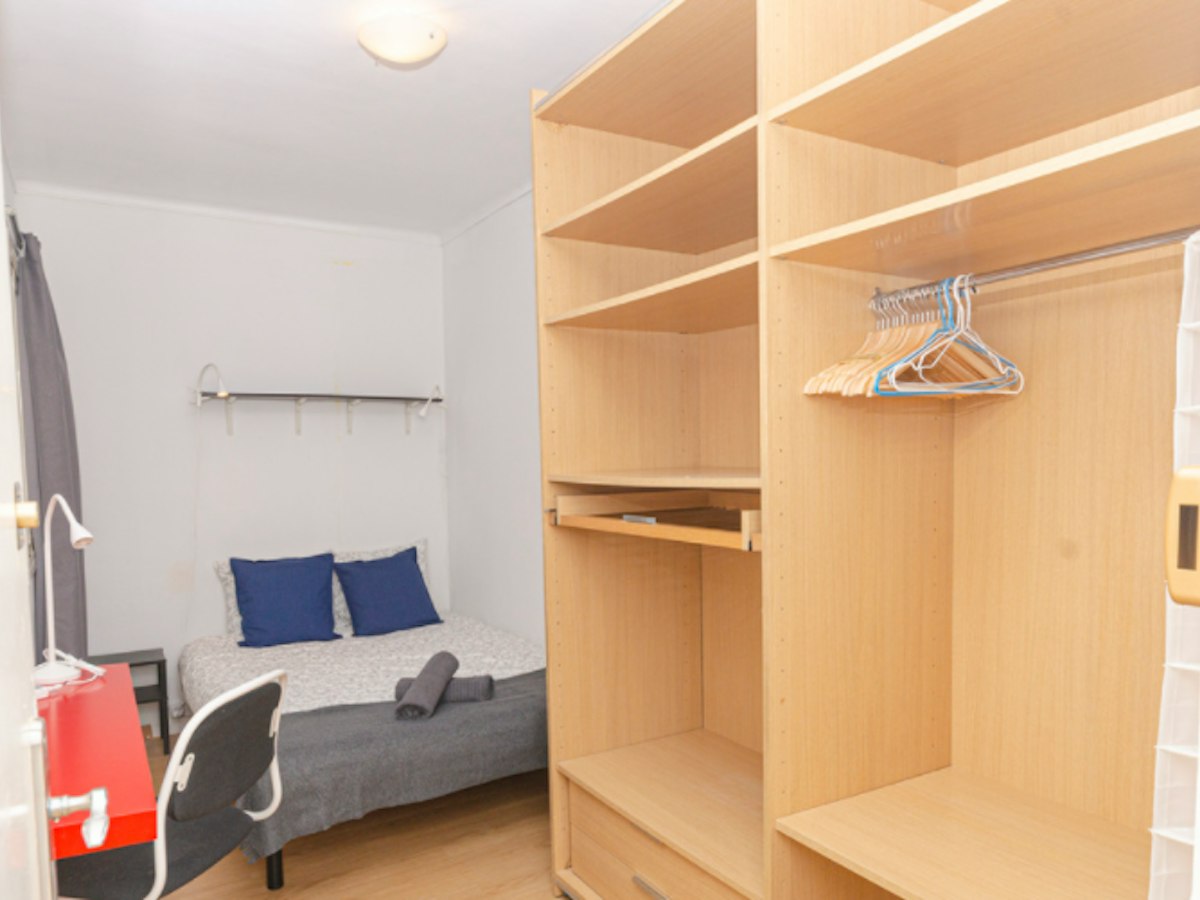 Furnished room in a 5-person shared flat in L'Hospitalet · 3