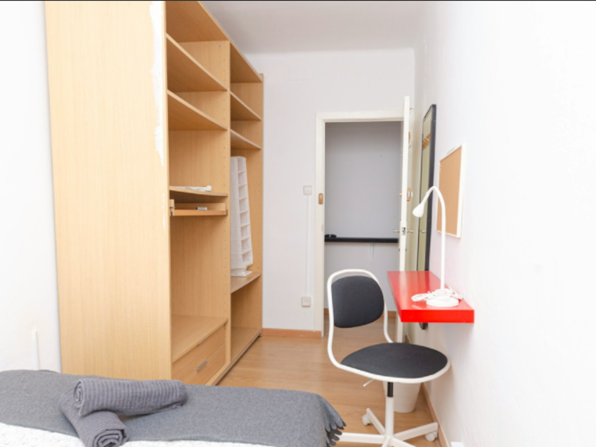 Furnished room in a 5-person shared flat in L'Hospitalet · 4